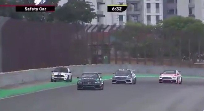 Invasão de campo – e de pista!